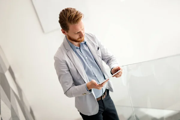 Empresário feliz e confiante usando tablet — Fotografia de Stock