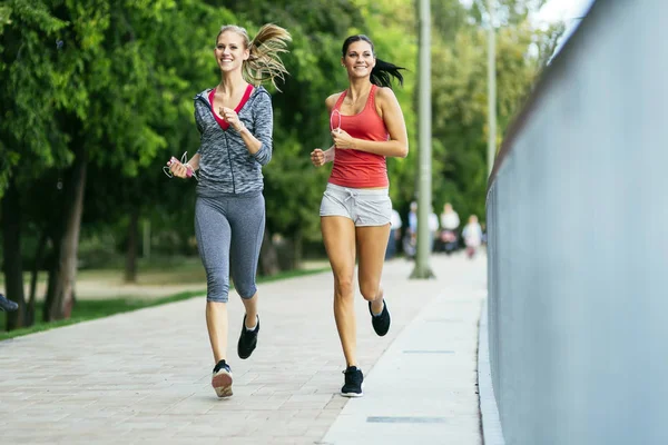 Fitte vrouwen buitenshuis joggen — Stockfoto