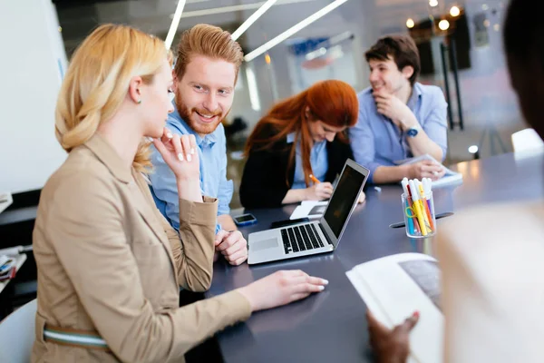 Forretningsfolk som arbeider i embetet – stockfoto