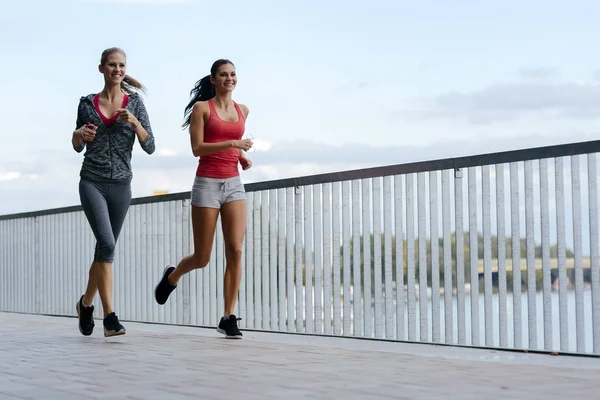 Ajustar a las mujeres corriendo al aire libre — Foto de Stock