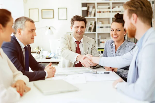 Les gens d'affaires qui travaillent — Photo