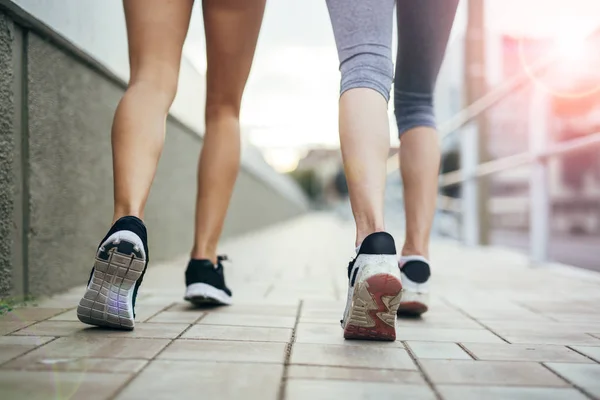 Nahaufnahme der Füße von Joggern — Stockfoto