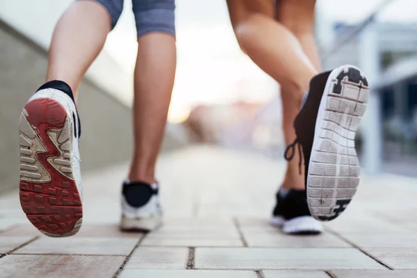 Nahaufnahme der Füße von Joggern — Stockfoto