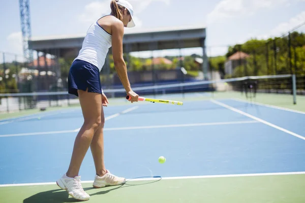 Hermosa jugadora de tenis femenina — Foto de Stock