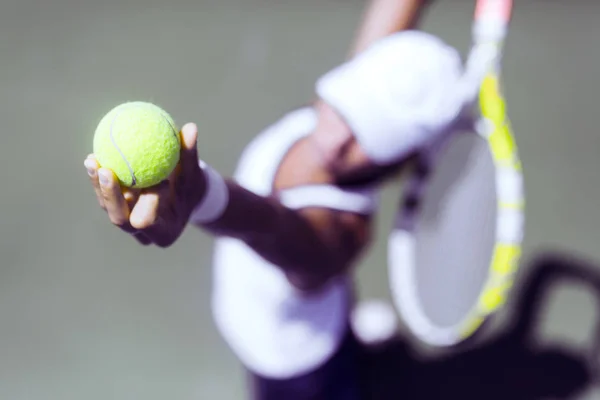 Schöne Tennisspielerin beim Aufschlag — Stockfoto
