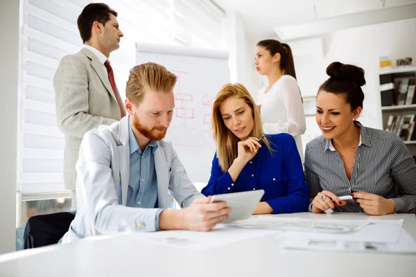 Pessoas discutindo planos futuros — Fotografia de Stock