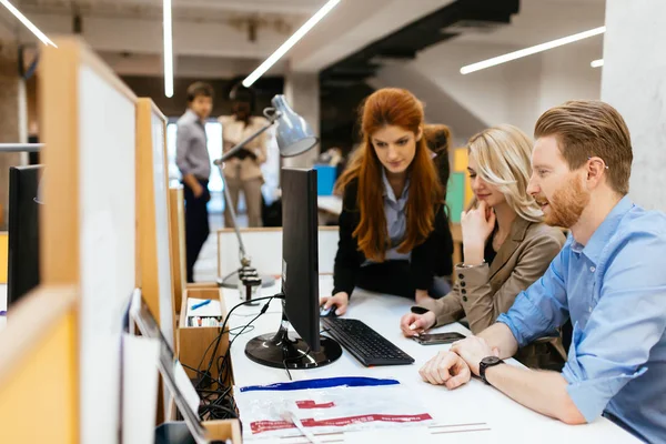 Företag som samarbetar i office — Stockfoto