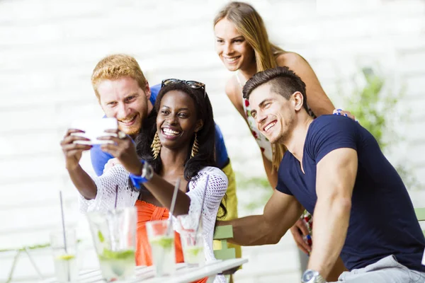 Grupo de amigos tirando selfies — Fotografia de Stock