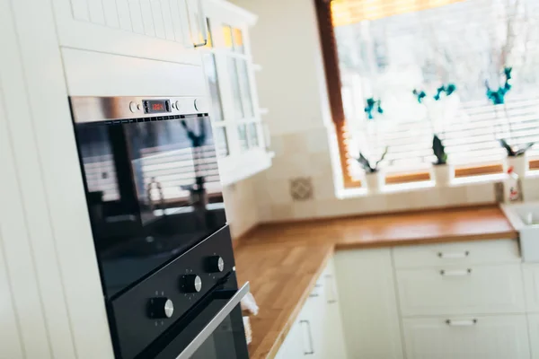 Eletrodomésticos de cozinha em um interior contemporâneo — Fotografia de Stock