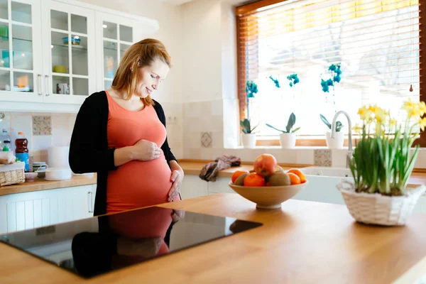 Vackra gravid kvinna i köket — Stockfoto