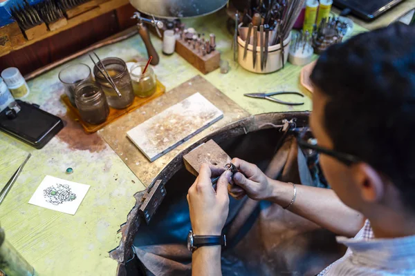 Jeweler working on a ring — Stock Photo, Image