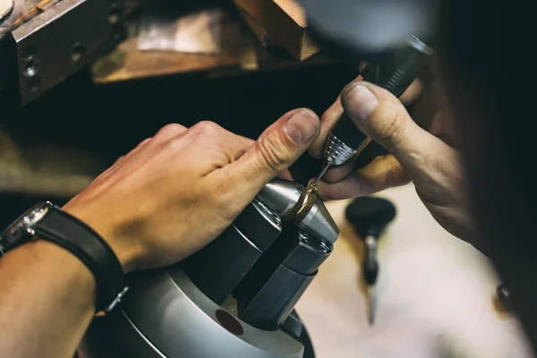 Jeweler mengerjakan sebuah cincin — Stok Foto