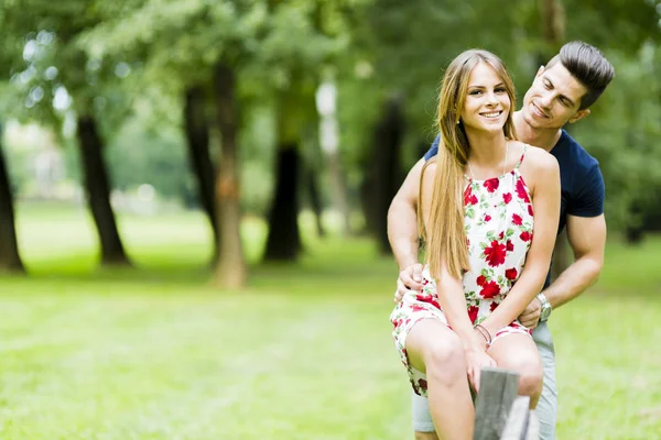 Gelukkige paar liefdevolle — Stockfoto