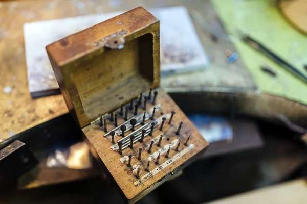 木製の箱で宝石のツール — ストック写真