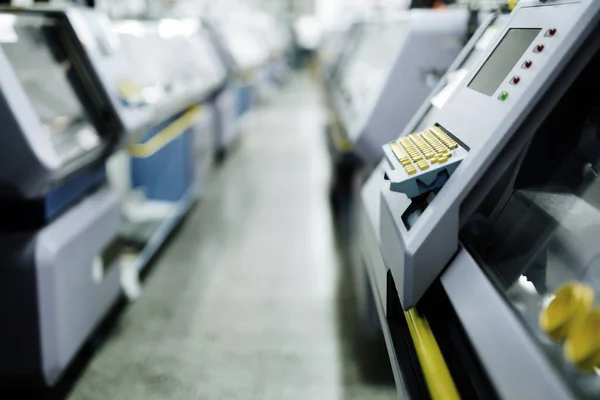 Máquinas para a indústria têxtil em fábrica — Fotografia de Stock