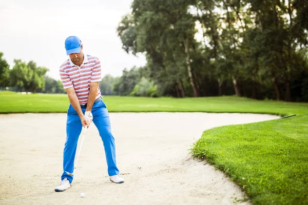 Golfista tomando um bunker tiro — Fotografia de Stock