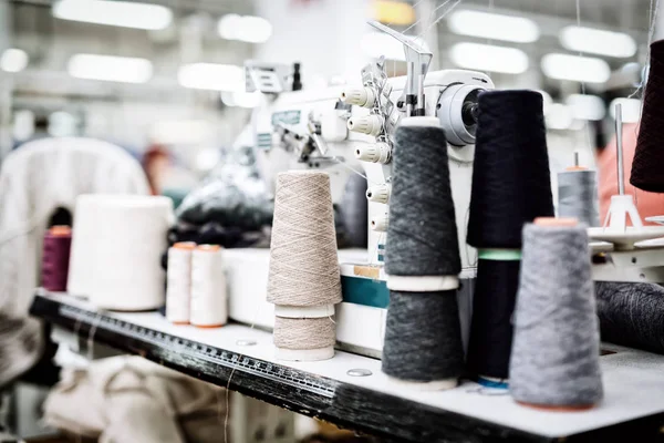 Wool and thread spools on desk — Stock Photo, Image