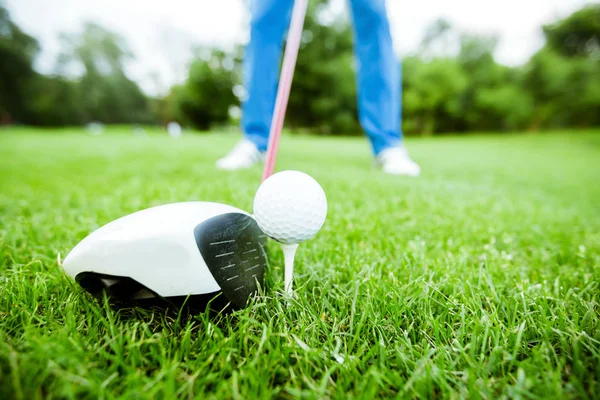 Golfista se preparando para tirar um tiro — Fotografia de Stock