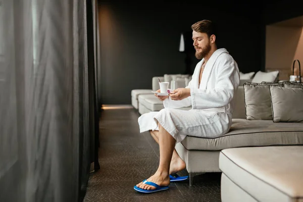 Bonito homem relaxante beber chá — Fotografia de Stock