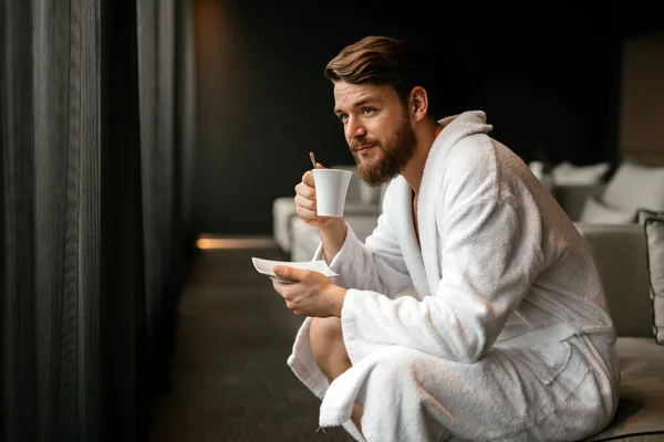 Férfi pihentető, míg a tea fogyasztása — Stock Fotó