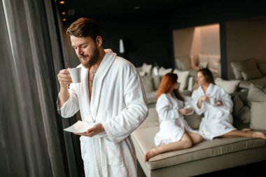 erkek bornoz çay içme '