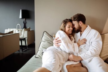 Birbirine aşık çiftler hafta sonunun tadını çıkarıyor.