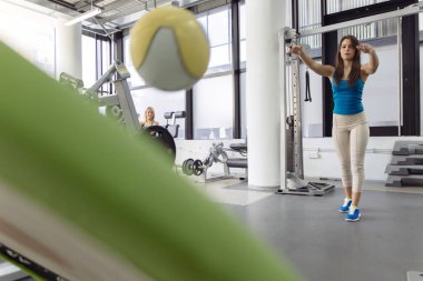 Spor salonunda kadın eğitimi
