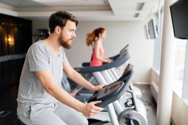 Adam kardiyo egzersizi bisiklet üzerinde