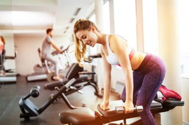 Güzel kadın wokring dışarı içinde jimnastik salonu