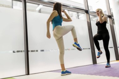 Güzel kadınlar germe