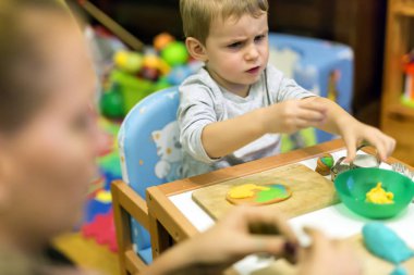 Kil ile çalışan bir küçük çocuk