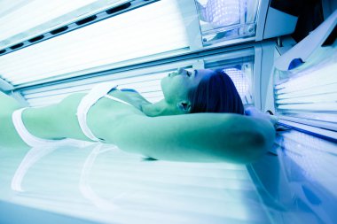 Güzel esmer solaryumda güneşlenme 