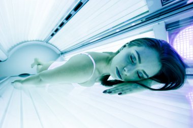 Güzel esmer solaryumda güneşlenme 