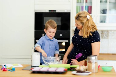 Anne ve çocuk kek hazırlama
