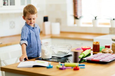 Şirin çocuk bir şef olmak öğrenme