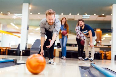 Kulüpte bowling arkadaşlar
