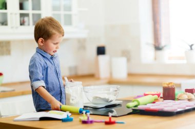 Çok güzel çocuk kurabiye yapma