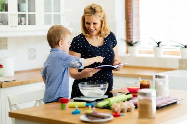 Anne ve çocuk kek hazırlama