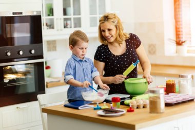 Anne ve çocuk kek hazırlama