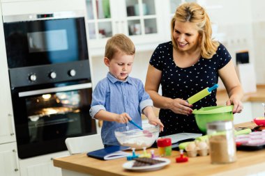 Anne ve çocuk kek hazırlama