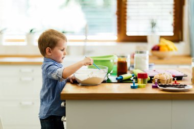 Şirin çocuk bir şef olmak öğrenme