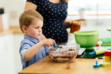 Anne ve çocuk kek hazırlama