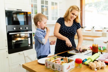 Anne ve çocuk kek hazırlama