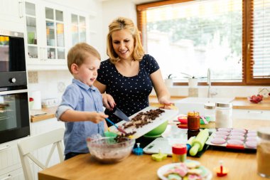 Anne ve çocuk kek hazırlama