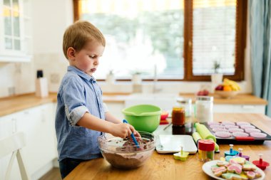 Şirin çocuk bir şef olmak öğrenme