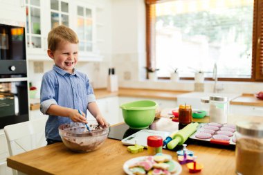 Çok güzel çocuk kurabiye yapma
