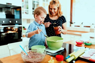 Anne ve çocuk kek hazırlama