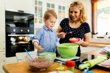 Anne ve çocuk kek hazırlama