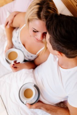 Çift yatakta kahve içme