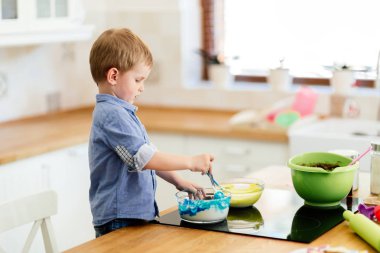 Çocuk anne olun muffins yardım 